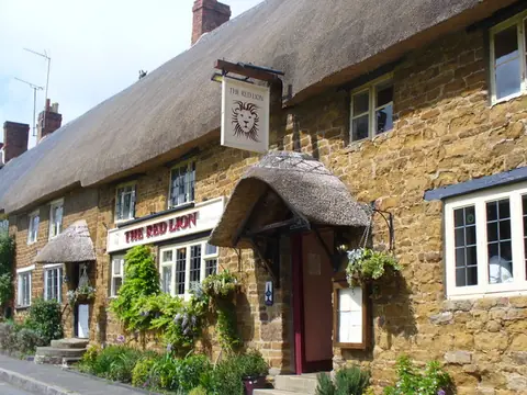 The thatched Red Lion Inn in Cropredy